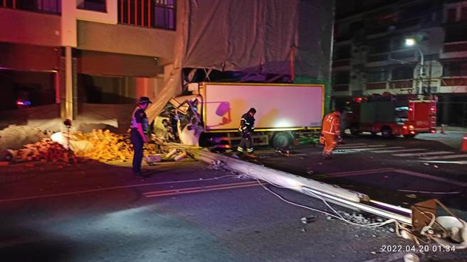 内埔乡凌晨车祸撞断电杆，物流车驾驶一度受困。(屏县消防局提供)