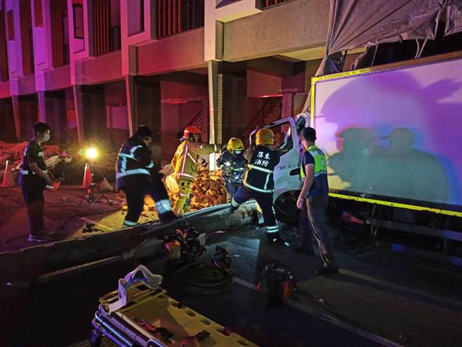 内埔乡凌晨车祸撞断电杆，物流车驾驶一度受困。(屏县消防局提供)