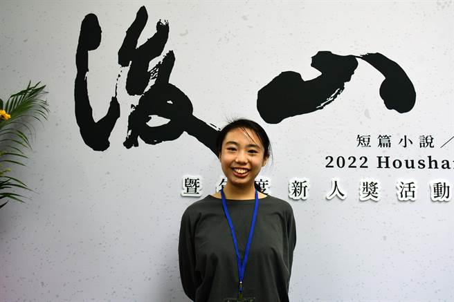 高一女生黄靖淇透过参加后山文学奖，把生活中的感触让更多人看见。（庄哲权摄）
