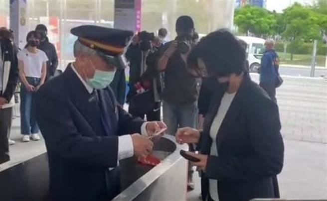 台東舊站±百年系列活動帶領老台東人重溫、遊客認識台東舊站百年來的風華，末代站長高銘光（左）。（蔡旻妤攝）