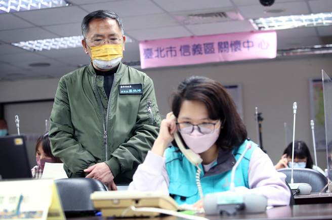 居家隔离人数随着疫情急速暴增，台北市12个区级关怀中心20日起正式上线，副市长蔡炳坤（左）前往信义区关怀中心视察作业流程。（范扬光摄）