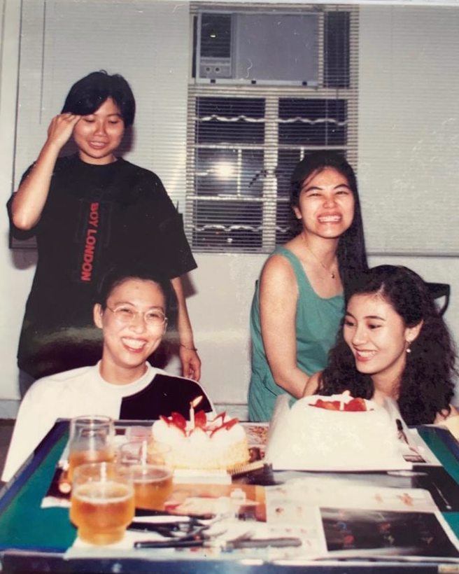 李嘉欣分享旧照悼念逝去友人，画面右下角的她十足少女模様。（图／取自李嘉欣IG）