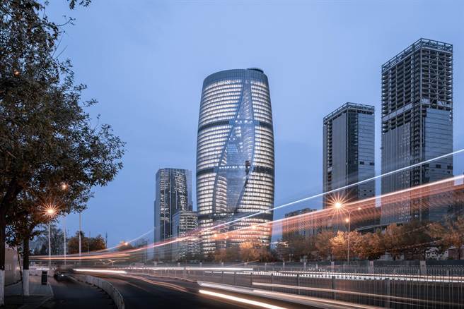 大陆金融机构对房地产市场支持政策不断，近期大陆已有100多个城市的银行自主下调了房贷利率。(新华社)