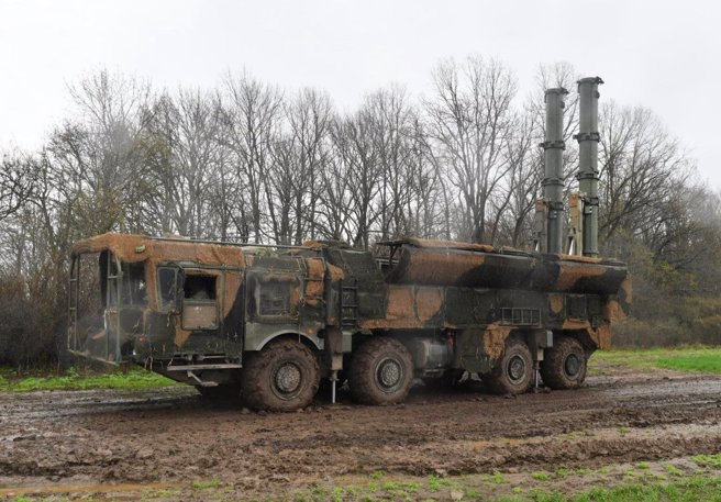 俄罗斯9K720伊斯坎德尔飞弹车有不少被乌克兰无人机摧毁，俄军为其加覆偽装衣。(图/defence-blog)