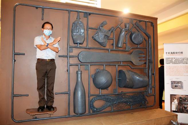 墾管處珊瑚礁生態保育月20日起跑，除展出許多海廢藝術品外，還有超夯的「海廢排行榜開箱」打卡站。（謝佳潾攝）