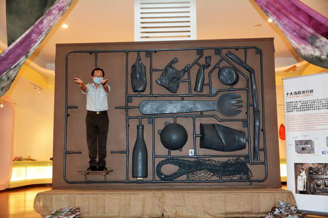 墾管處珊瑚礁生態保育月20日起跑，除展出許多海廢藝術品外，還有超夯的「海廢排行榜開箱」打卡站。（謝佳潾攝）