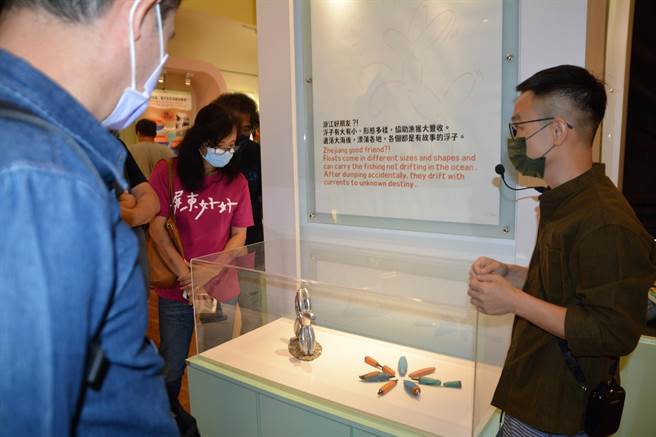 墾管處珊瑚礁生態保育月20日起跑，除展出許多海廢藝術品外，還有超夯的「海廢排行榜開箱」打卡站。（謝佳潾攝）