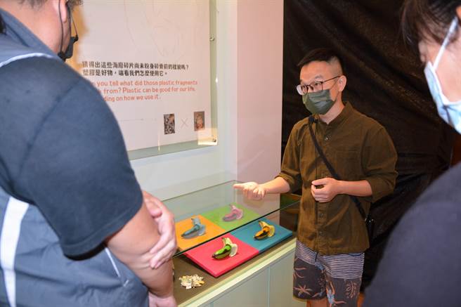 墾管處珊瑚礁生態保育月20日起跑，除展出許多海廢藝術品外，還有超夯的「海廢排行榜開箱」打卡站。（謝佳潾攝）