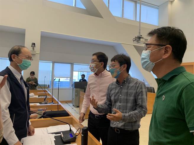 台中市议员提案，针对有虐婴、虐童的托婴中心或幼儿园，应给予「最严厉之撤照处分」，在小组审查引发争论。(林欣仪摄)