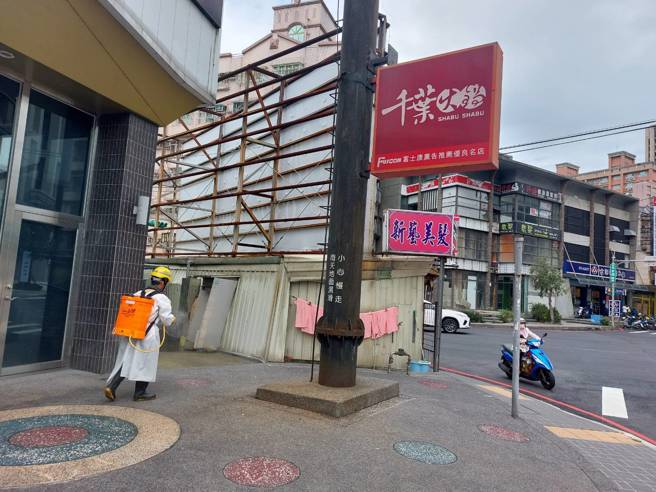 環保局至足跡點清消。(桃園市環保局提供)