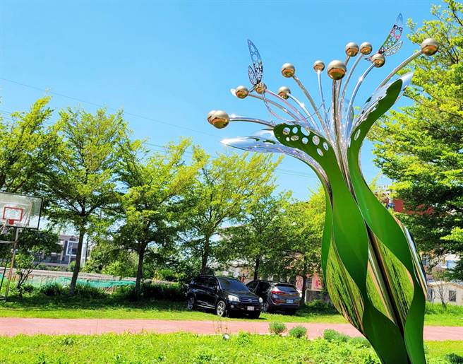 《启绽风华》位于永丰社区，透过花朵向四面八方弯曲的生动的花蕊来展现在地农村的蓬勃生机。（水保局提供）