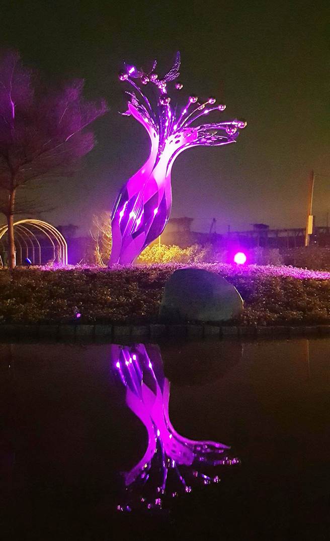 《启绽风华》位于永丰社区，透过花朵向四面八方弯曲的生动的花蕊来展现在地农村的蓬勃生机。（水保局提供）