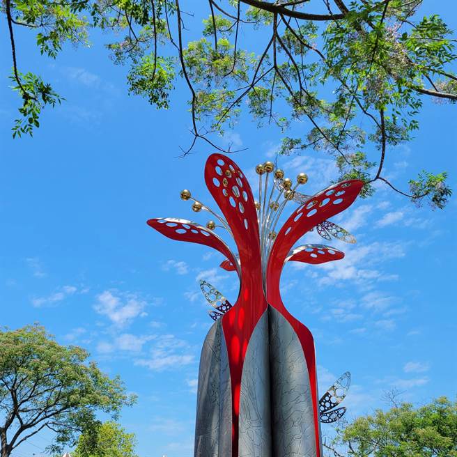 《酒醇情浓》位于六分社区农艺传坊，由在地葡萄酒产业做发想，以酒瓶、花朵及葡萄藤展现，象徵在地由人情及风土交织的酿酒产业。（水保局提供）