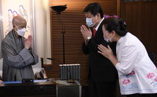 花莲县长徐榛蔚（右）与立法委员傅昆萁（中）昨在前往慈济精舍拜会证严法师（左），并请托慈济基金会运用国际慈善影响力，协助中央及地方政府争取国际认证合格的疫苗到台湾。（花莲县政府提供／罗亦晽花莲传真）