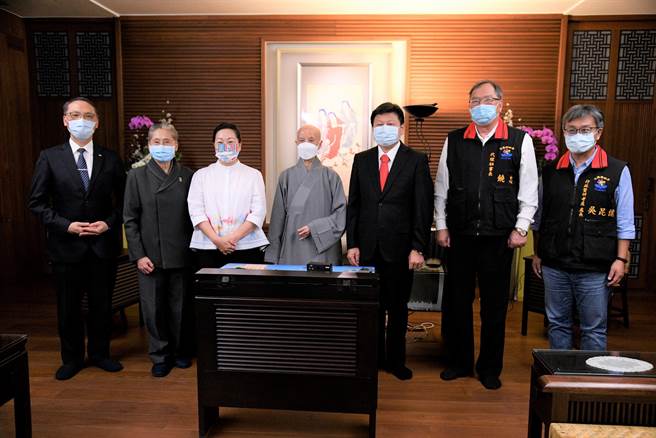  花莲县长徐榛蔚（左三）与立法委员傅昆萁（右三）昨在前往慈济精舍拜会证严法师（中），并请托慈济基金会运用国际慈善影响力，协助中央及地方政府争取国际认证合格的疫苗到台湾。（花莲县政府提供／罗亦晽花莲传真）