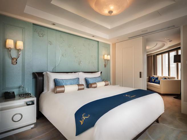（台北文华东方酒店推出「M.O. x Glenfiddich格兰菲迪至臻品味之旅」限量住房专案，入住优雅静谧、宽达21坪的文华尊荣客房。图／台北文华东方酒店提供）