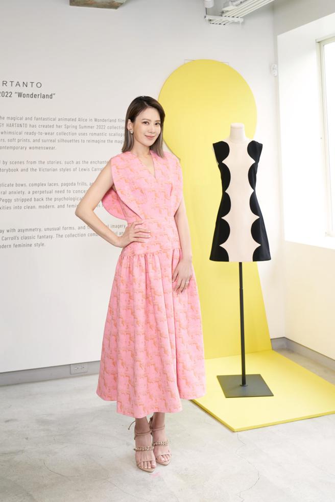 Melody以Peggy Hartanto亮橘色洋装现身LIGHTWELL。（LIGHTWELL提供）