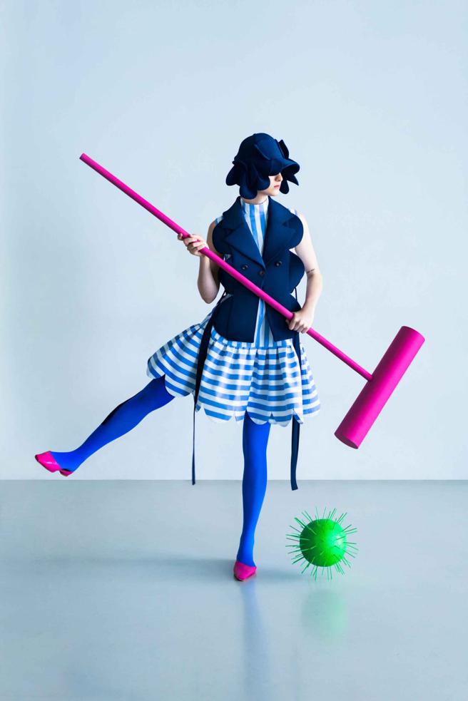 Peggy Hartanto CURIOUSER 立领无袖条纹短洋装（淡蓝色），1万6800元。（LIGHTWELL提供）