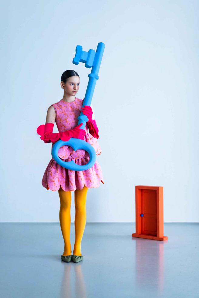 Peggy Hartanto JUBJUB 圆领无袖花瓣裙摆短洋装（粉橘色），1万6800元。（LIGHTWELL提供）