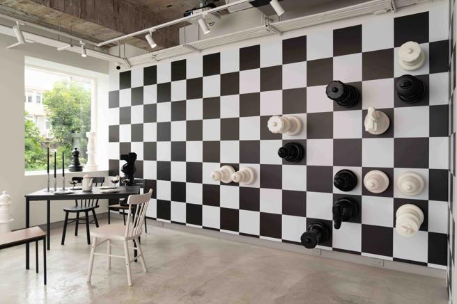 LIGHTWELL x PEGGY HARTANTO SS22 春夏系列快闪店，23日至5月15日，特别于 2 楼及 3 楼与服装、装置一同策展。（LIGHTWELL提供）