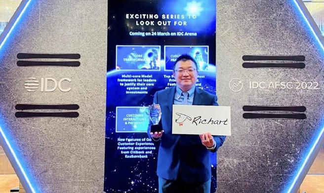 （Richart榮獲IDC頒發的「亞洲最佳消費者互動獎」，由台新銀行新加坡分行行長林威沂代表出席領獎。圖／台新銀行提供）