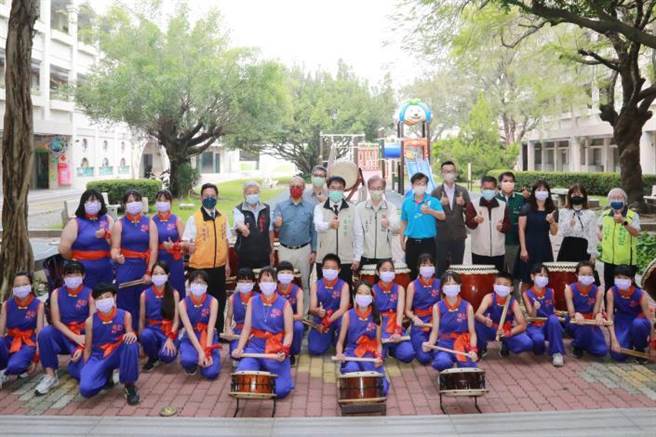 该校今早上8点多举办食农专科教室揭牌活动，市长黄伟哲（后排右九）亲自出席。校方强调，今天揭牌的地点与该确诊导师班级教室相隔甚远，且该班师生当时都在教室，与市长黄伟哲没有接触。（台南市政府提供／张毓翎台南传真）