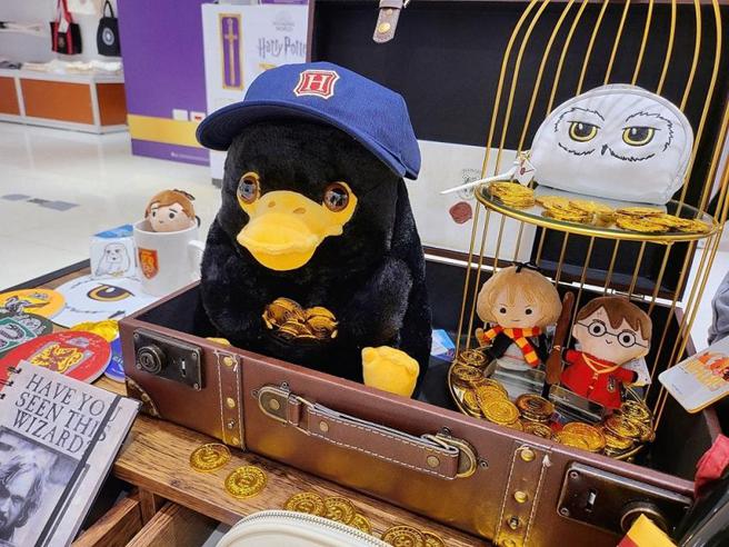 （统一时代百货高雄店哈利波特快闪店现场展售限量产品。图／梦时代提供）