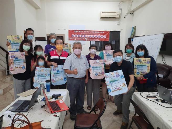 高市身心障礙團體聯合總會成員與報名參加接受語言及職能治療師課程的媽媽們合照。（高市身心障礙團體聯合總會提供／林雅惠高雄傳真）