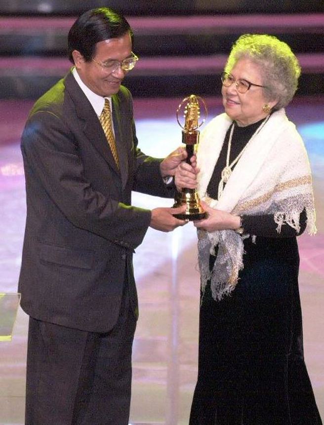 2000年广播金钟奖总统当选人陈水扁颁发特别奖给崔小萍。（中时檔案照）