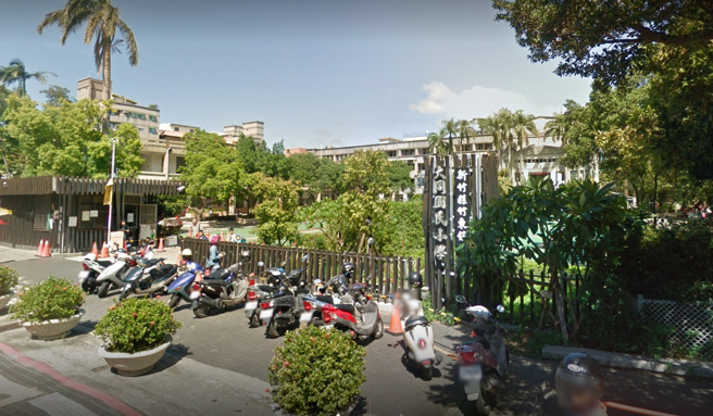 新竹縣大同國小1名學生確診，該班自21至30日暫停實體授課10天。(翻攝自Google maps)