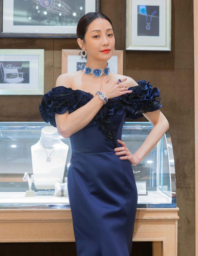 谢欣颖爱情事业两得意，佩戴萧邦爱心祖母绿项炼和戒指。（吴松翰摄影）
