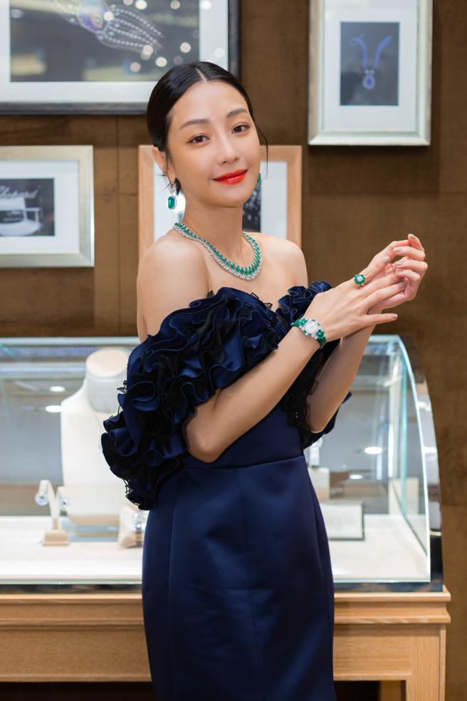 谢欣颖爱情事业两得意，佩戴萧邦爱心祖母绿项炼和戒指。（吴松翰摄影）