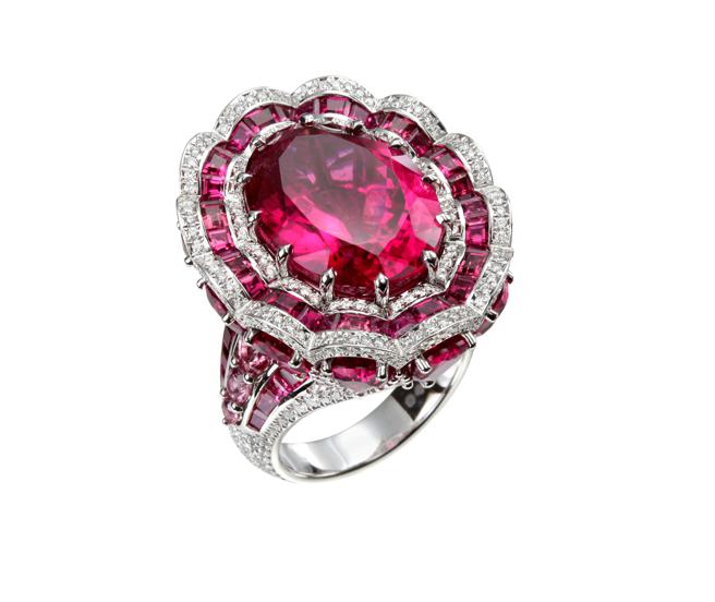 萧邦Red Carpet红地毯红碧玺戒指，逾14克拉红碧玺，495万元。（CHOPARD提供）
