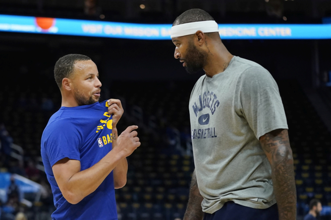 金塊中鋒考辛斯(右)與勇士前隊友柯瑞交談。（美聯社）