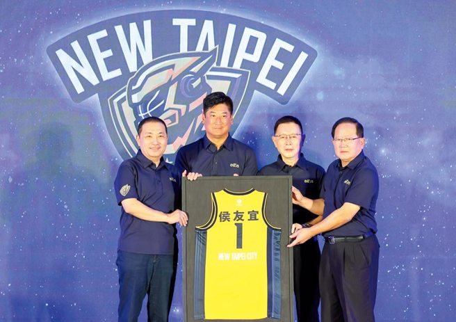 中信育乐公司董事长陈国恩(右一)出任中华篮协副理事长。(中国信托反毒教育基金会提供／资料照)