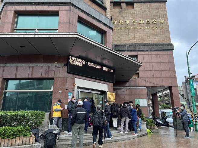 陈嘉纬父亲今年1月12日到金山区公所请求国家赔偿。（王扬杰摄）