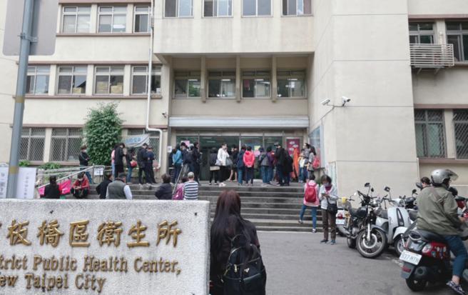 确诊暴增   领取快筛要排队1小时。(图/爱传媒提供)