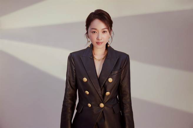 六月保养得宜，看不出已是两个孩子的妈。（TVBS提供）