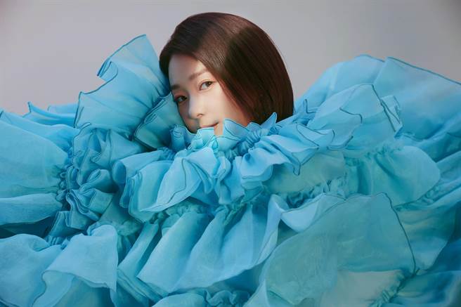 六月穿上久违的公主风洋装，相当梦幻。（TVBS提供）