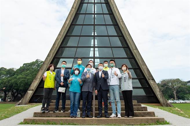 立法院副院长蔡其昌（前右3）20日邀集民代校友们回母校会勘，为路思义教堂修缮工程争取经费。（读者提供／张妍溱台中传真）