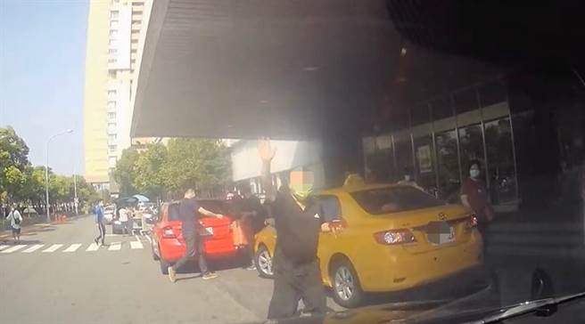 张男到达医院后向警方挥手致意。（翻摄照片／崔正纲高雄传真）