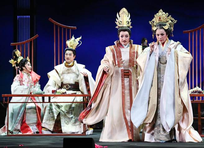 唐美雲歌仔戲團製作創團25周年全新大戲《冥遊記-帝王之宴》，20日舉行彩排記者會主要演員許秀年（飾演長孫皇后）（左起）、唐文華（飾演唐太宗）、小咪（飾演李治）、唐美雲（飾演武則天）演出。（陳俊吉攝） 