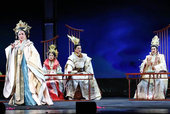 唐美雲歌仔戲團製作創團25周年全新大戲《冥遊記-帝王之宴》，20日舉行彩排記者會主要演員唐美雲（飾演武則天）（左起）、許秀年（飾演長孫皇后）、唐文華（飾演唐太宗）、小咪（飾演李治）演出。（陳俊吉攝）