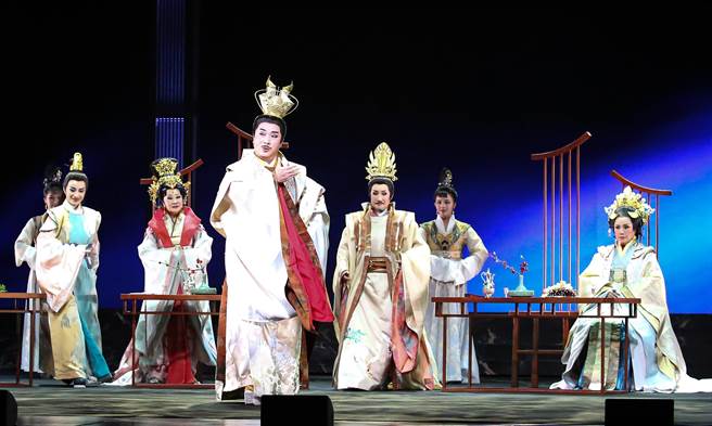 唐美雲歌仔戲團製作創團25周年全新大戲《冥遊記-帝王之宴》，20日舉行彩排記者會主要演員林芳儀（飾演李弘）（左前起）、許秀年（飾演長孫皇后）、唐文華（飾演唐太宗）、小咪（飾演李治）、唐美雲（飾演武則天）演出。（陳俊吉攝）