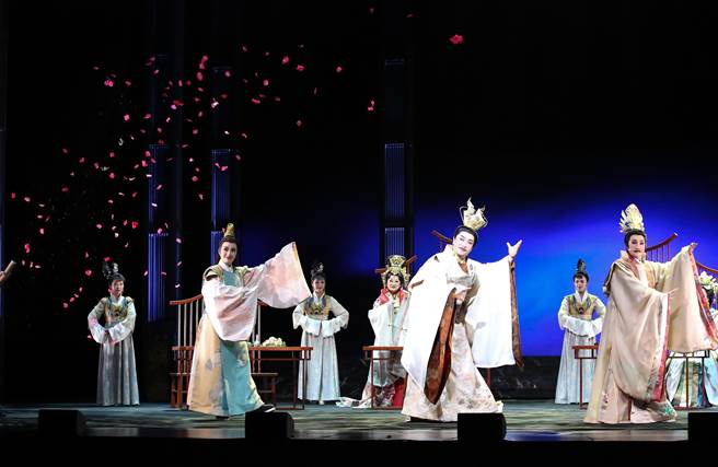 唐美雲歌仔戲團製作創團25周年全新大戲《冥遊記-帝王之宴》，20日舉行彩排記者會主要演員林芳儀（飾演李弘）（左前起）、唐文華（飾演唐太宗）、小咪（飾演李治）演出。（陳俊吉攝）