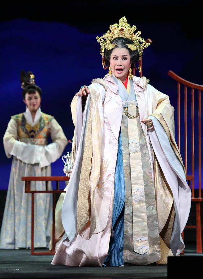 唐美雲歌仔戲團製作創團25周年全新大戲《冥遊記-帝王之宴》，20日舉行彩排記者會主要演員唐美雲（飾演武則天）演出。（陳俊吉攝） 