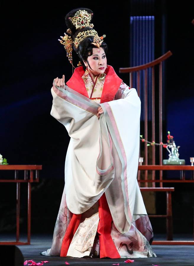 唐美雲歌仔戲團製作創團25周年全新大戲《冥遊記-帝王之宴》，20日舉行彩排記者會主要演員許秀年（飾演長孫皇后）演出。（陳俊吉攝）