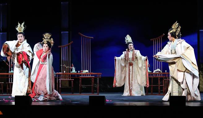 唐美雲歌仔戲團製作創團25周年全新大戲《冥遊記-帝王之宴》，20日舉行彩排記者會主要演員唐文華（飾演唐太宗）（左起）、許秀年（飾演長孫皇后）、小咪（飾演李治）、唐美雲（飾演武則天）演出。（陳俊吉攝）