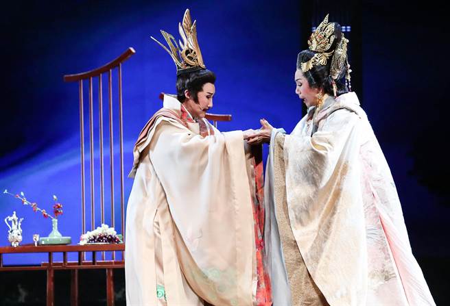 唐美雲歌仔戲團製作創團25周年全新大戲《冥遊記-帝王之宴》，20日舉行彩排記者會主要演員小咪（飾演李治）（左）、唐美雲（飾演武則天）（右）演出。（陳俊吉攝） 