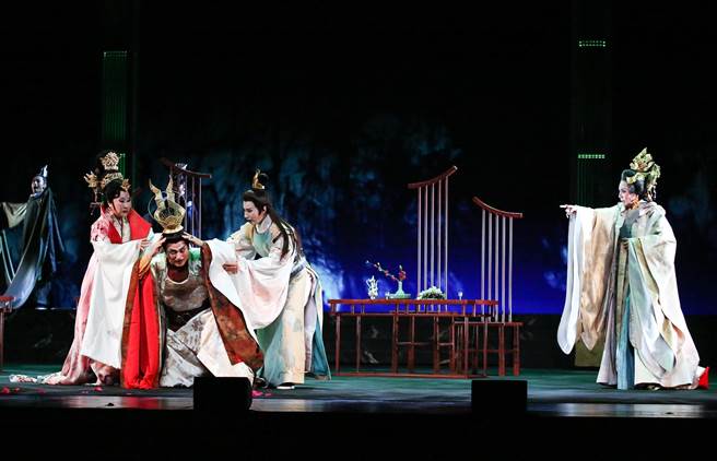 唐美雲歌仔戲團製作創團25周年全新大戲《冥遊記-帝王之宴》，20日舉行彩排記者會演員許秀年（飾演長孫皇后）（左起）、唐文華（飾演唐太宗）、林芳儀（飾演李弘）、唐美雲（飾演武則天）演出。（陳俊吉攝） 